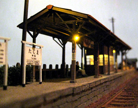 暮れなずむ駅風景。 暮れなずむ駅風景。